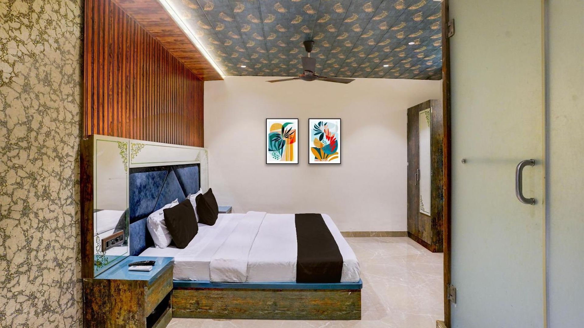 O Versova Hotel