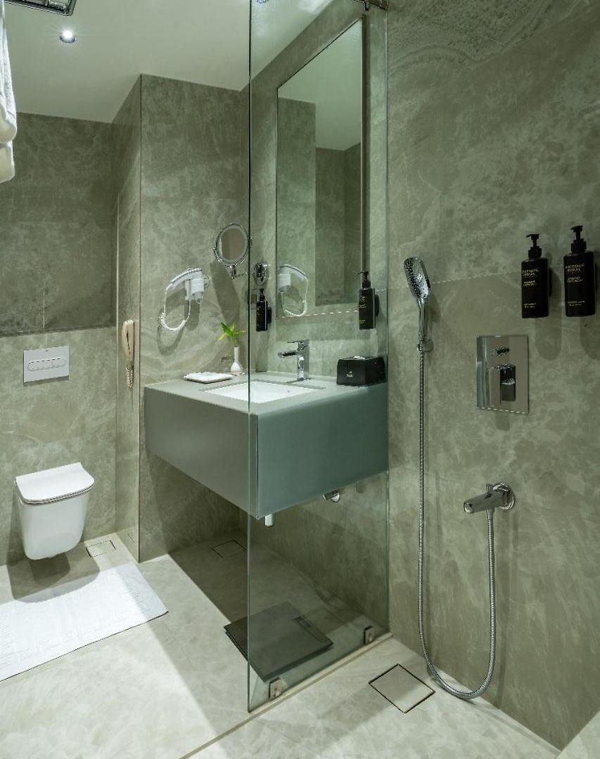 Kohinoor Continental, Airport Hotel 4*