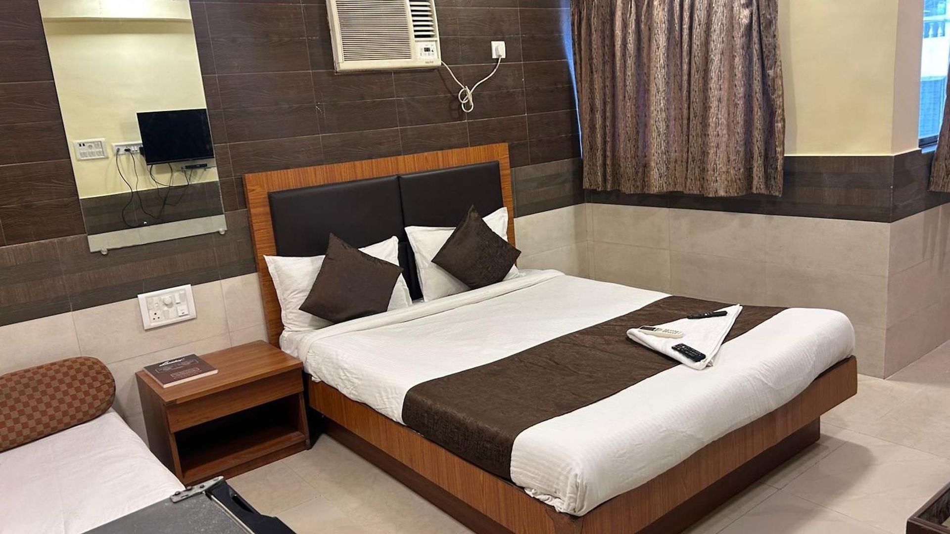 Hotel Lucky Near Bkc Hotel 3*
