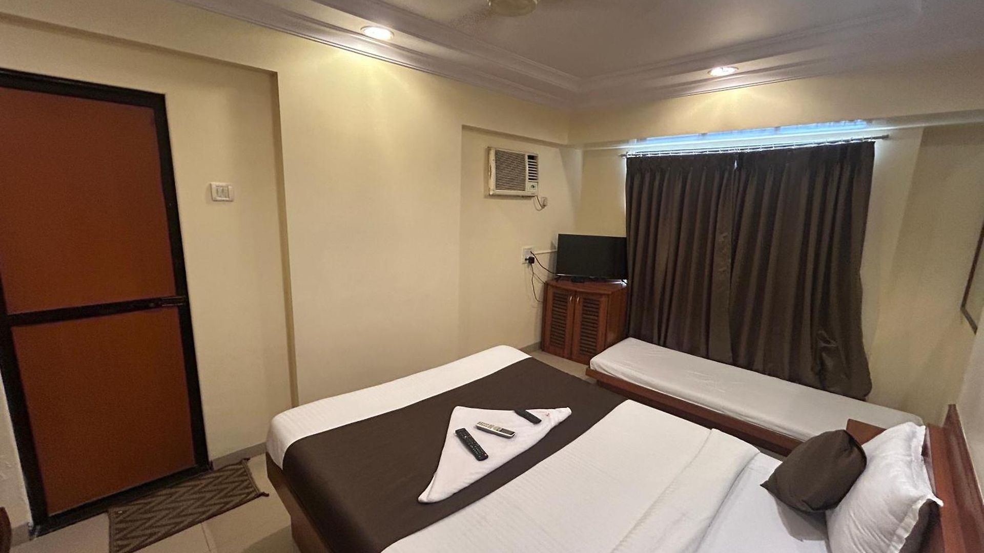 Hotel Lucky Near Nesco Hotel 3*
