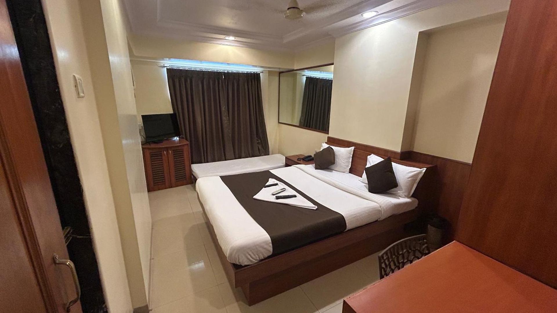 Hotel Lucky Near Nesco
