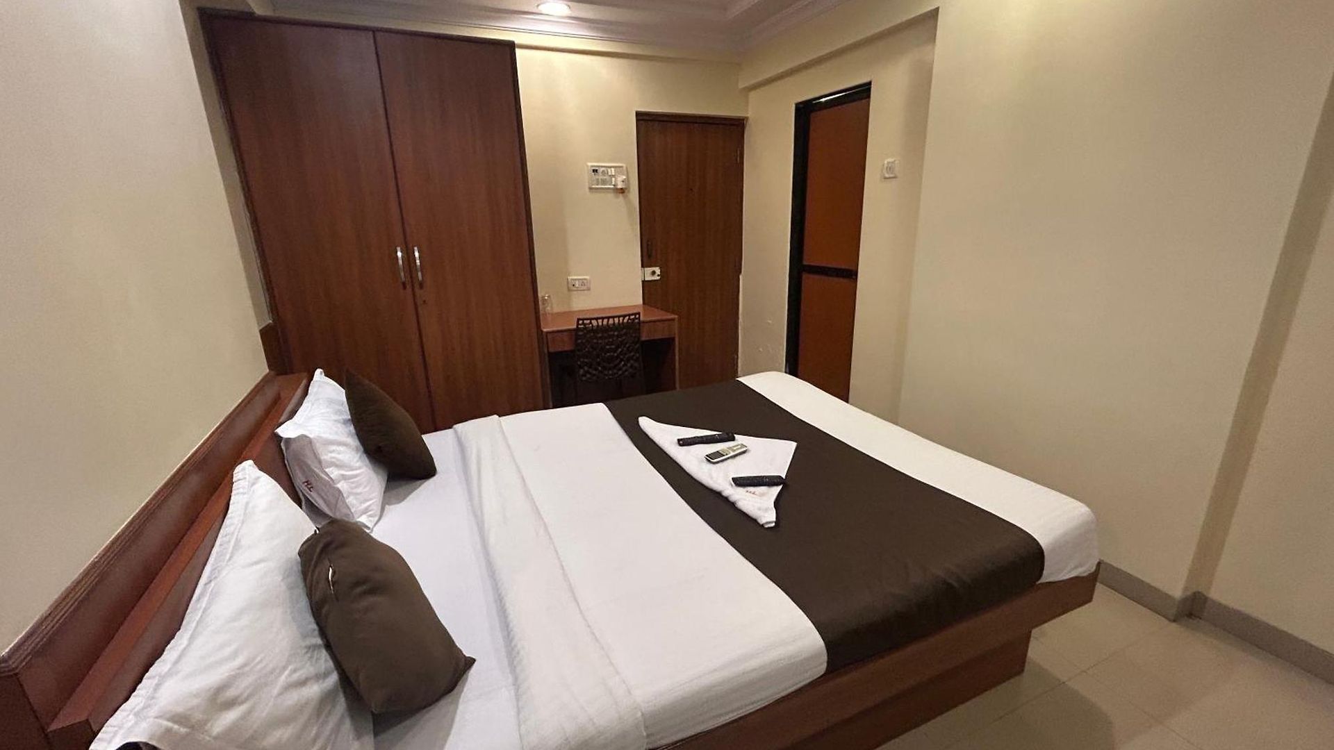 Hotel Lucky Near Nesco Hotel