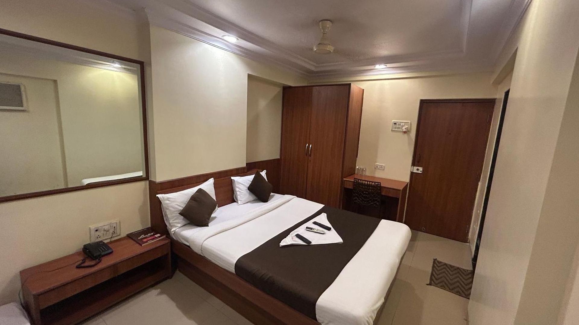 Hotel Lucky Near Nesco Hotel Mumbai