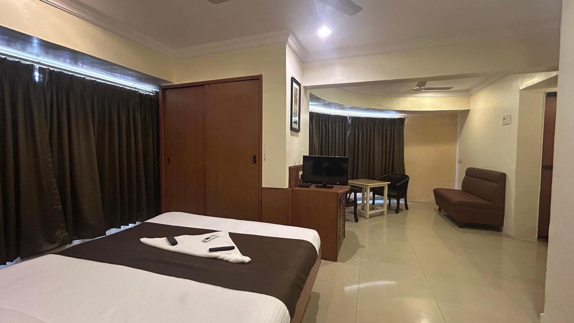 Hotel Lucky Near Nesco