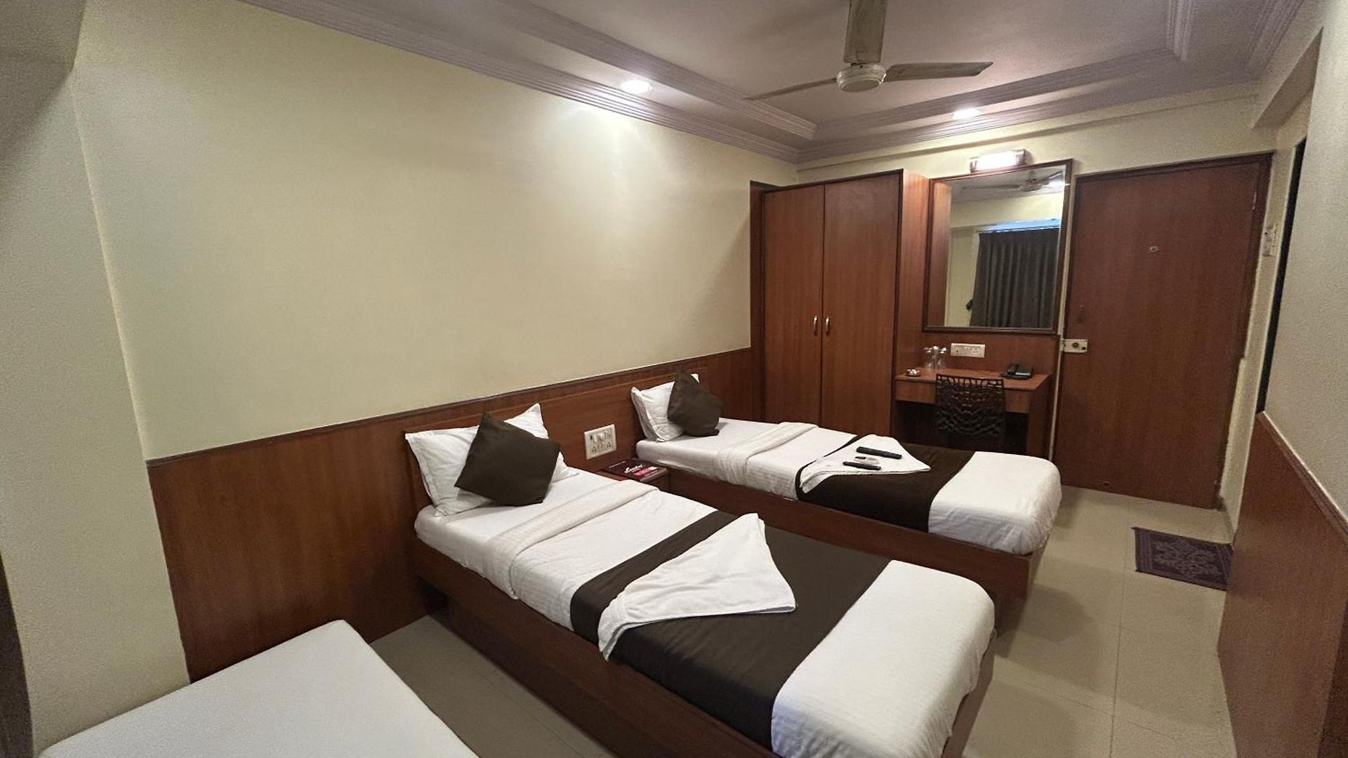 Hotel Hotel Lucky Near Nesco Mumbai