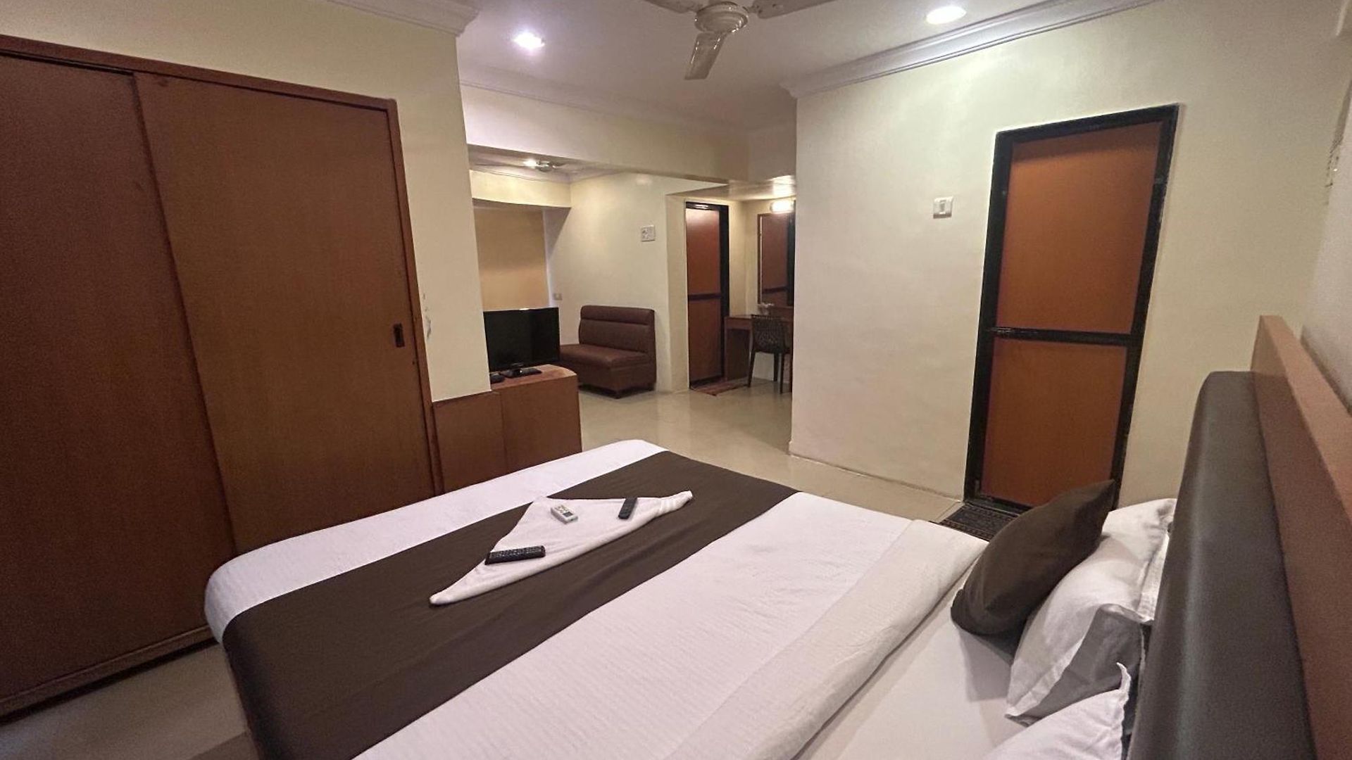 Hotel Lucky Near Nesco Mumbai