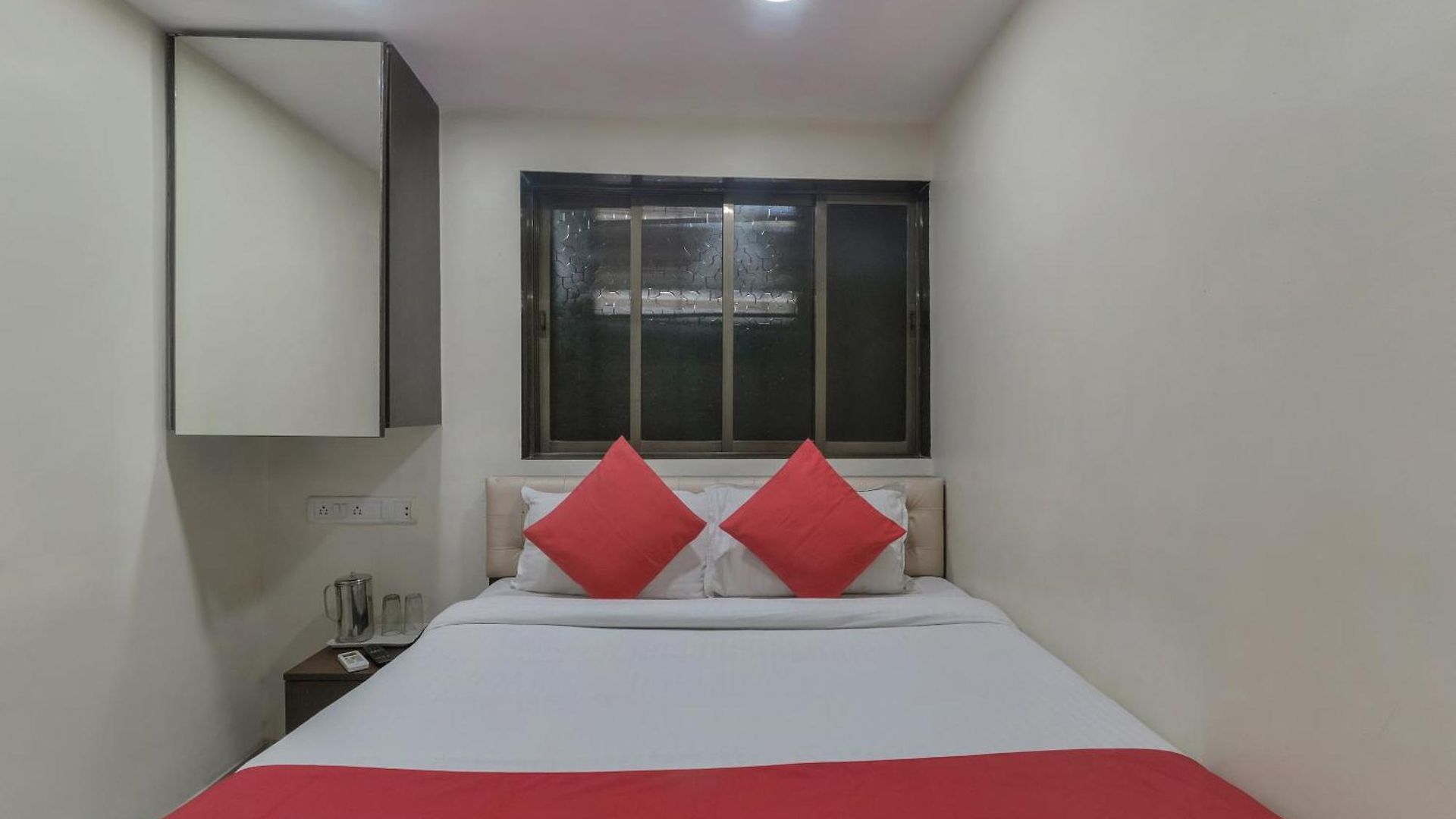 O By Oyo Ak Palace Near Chhatrapati Shivaji International Airport Hotel