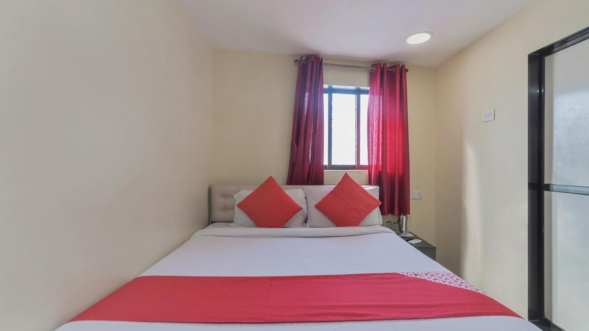 O By Oyo Ak Palace Near Chhatrapati Shivaji International Airport 3*