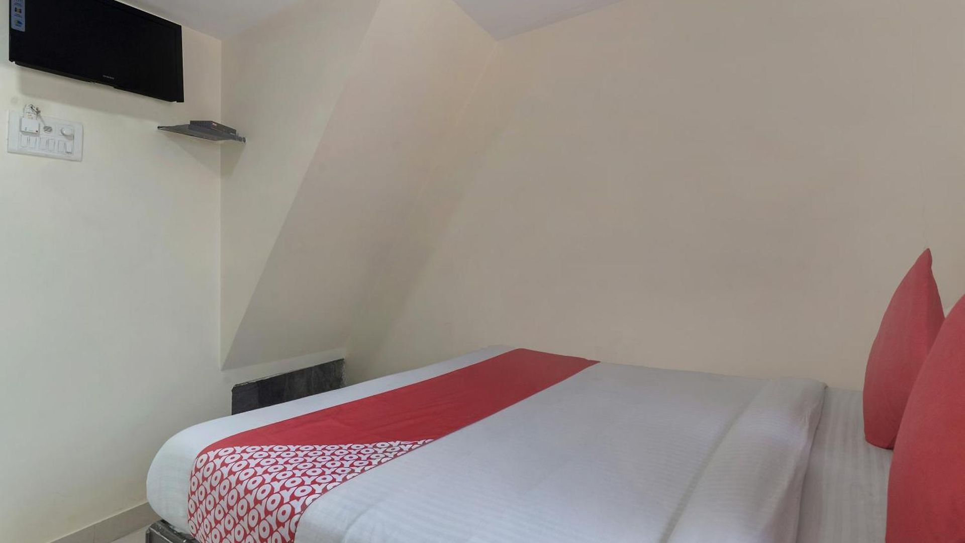 O By Oyo Ak Palace Near Chhatrapati Shivaji International Airport Hotel
