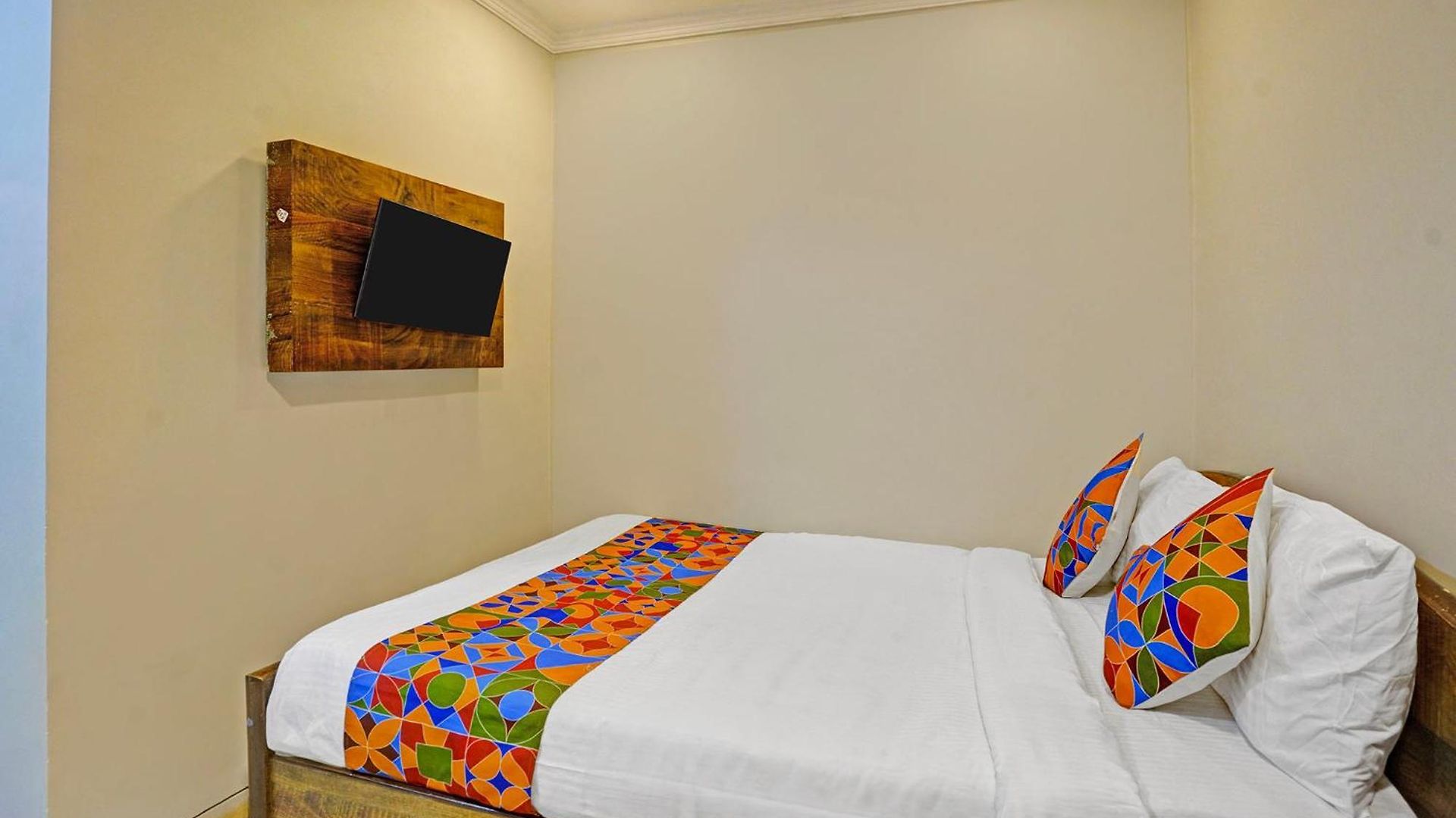 Via Land Hotel