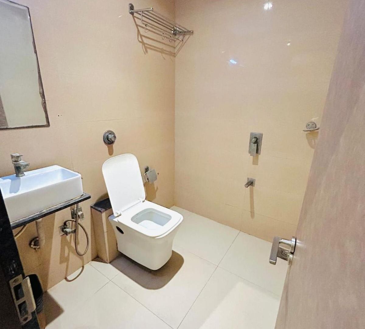 Hotel West Inn-near International Airport