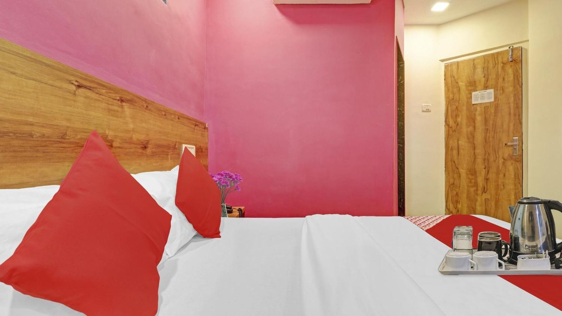 Hotelo The Hotel