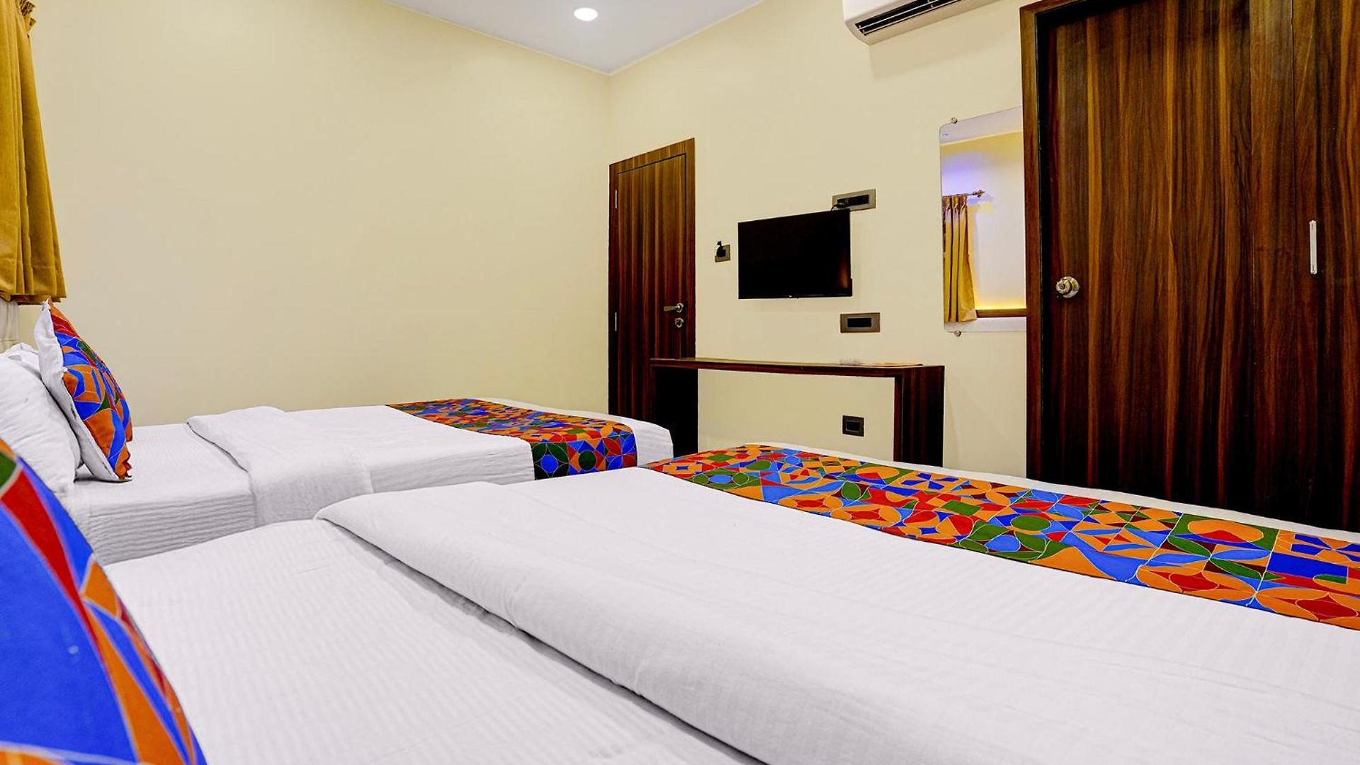 Fabhotel Majestic Crest