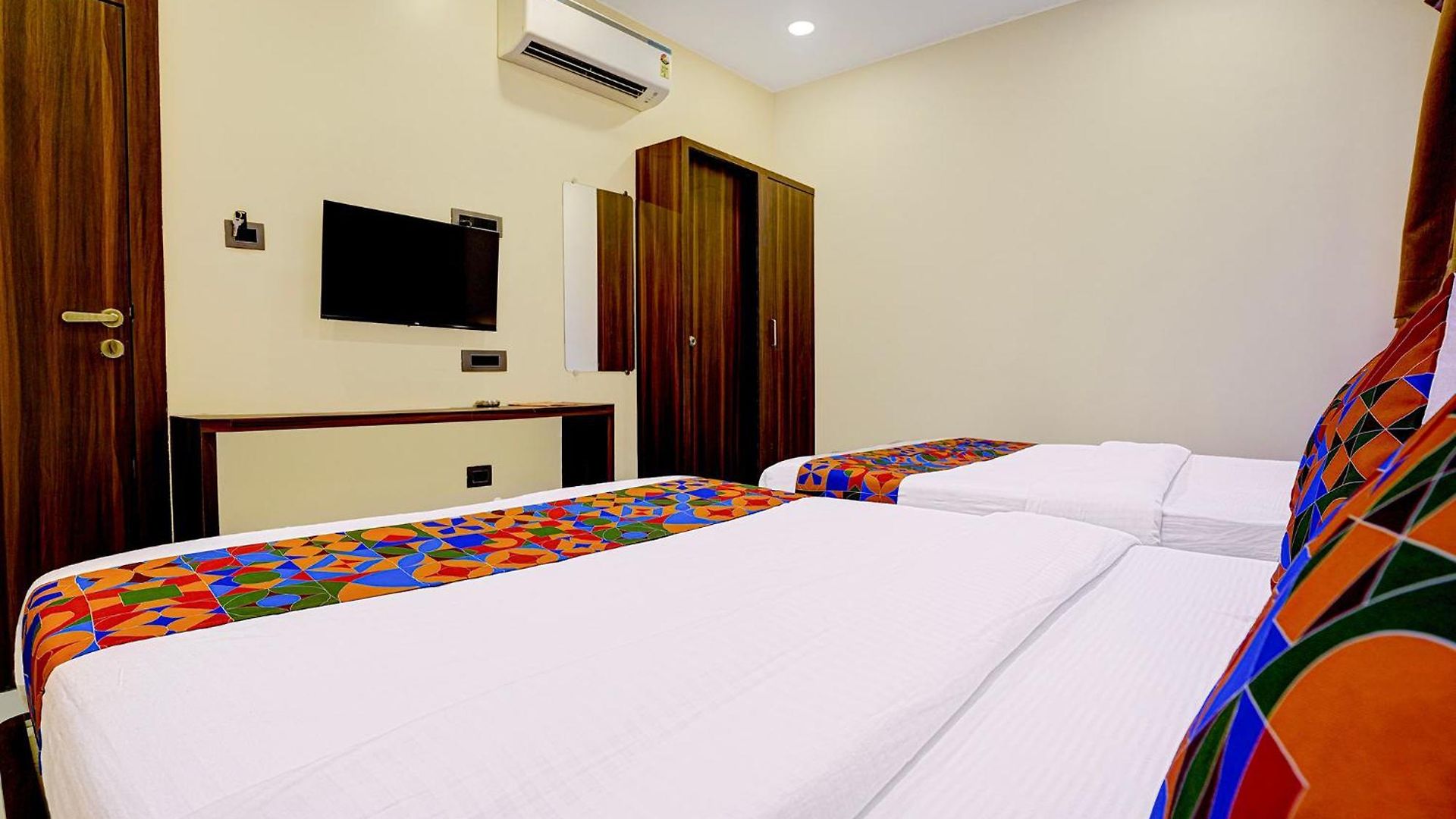 Fabhotel Majestic Crest