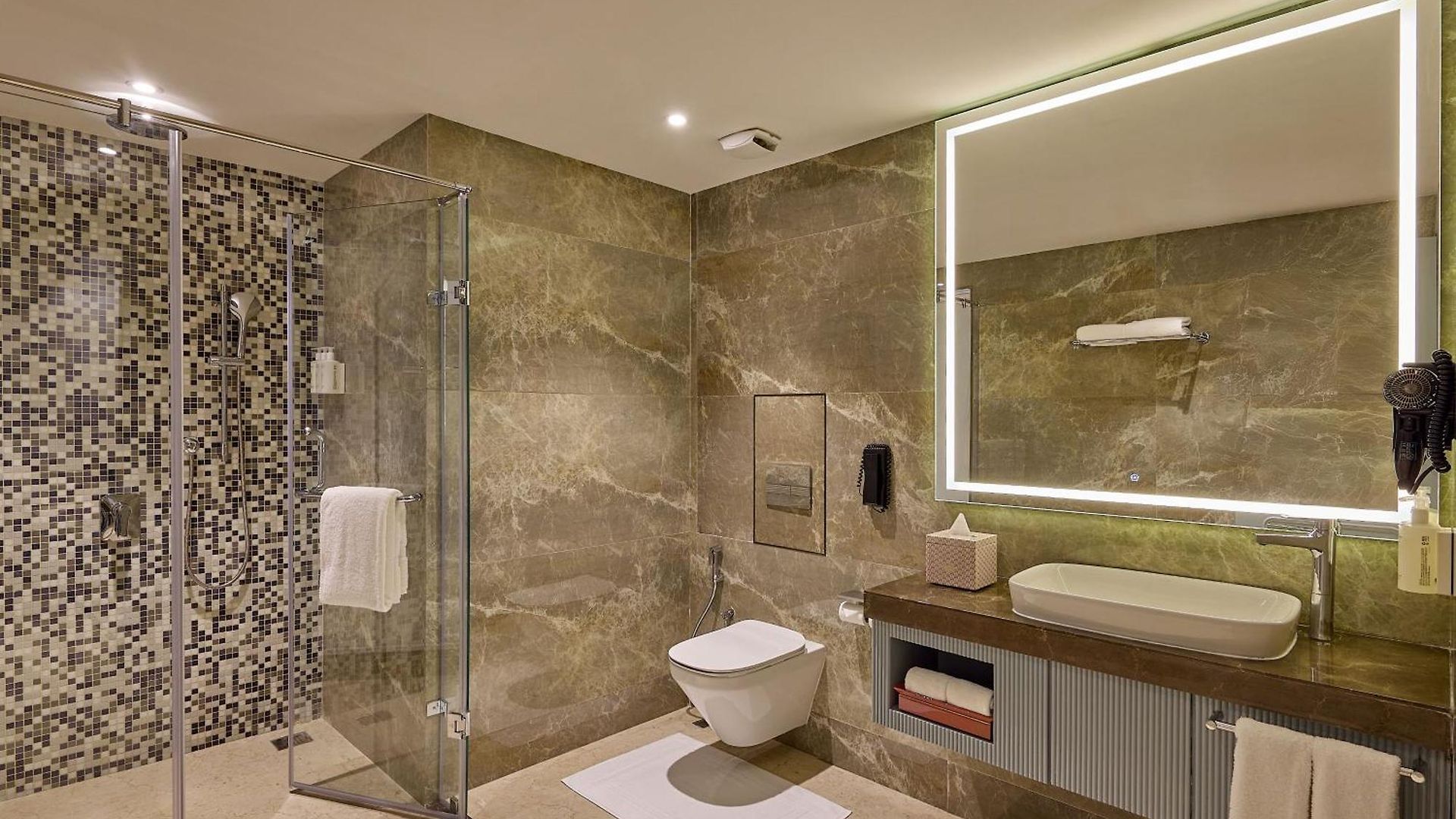 Iconiqa - The Lifestyle Of 5* Mumbai