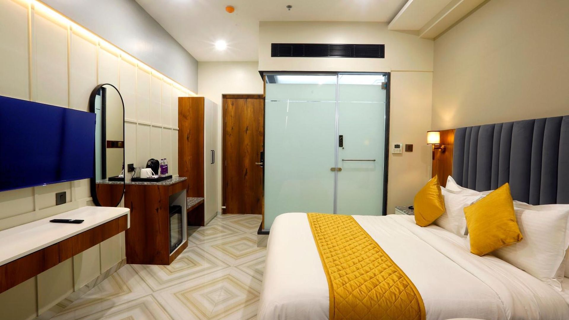 Breeze Bay Ex - Near Us Consulate, Bkc Hotel 2*