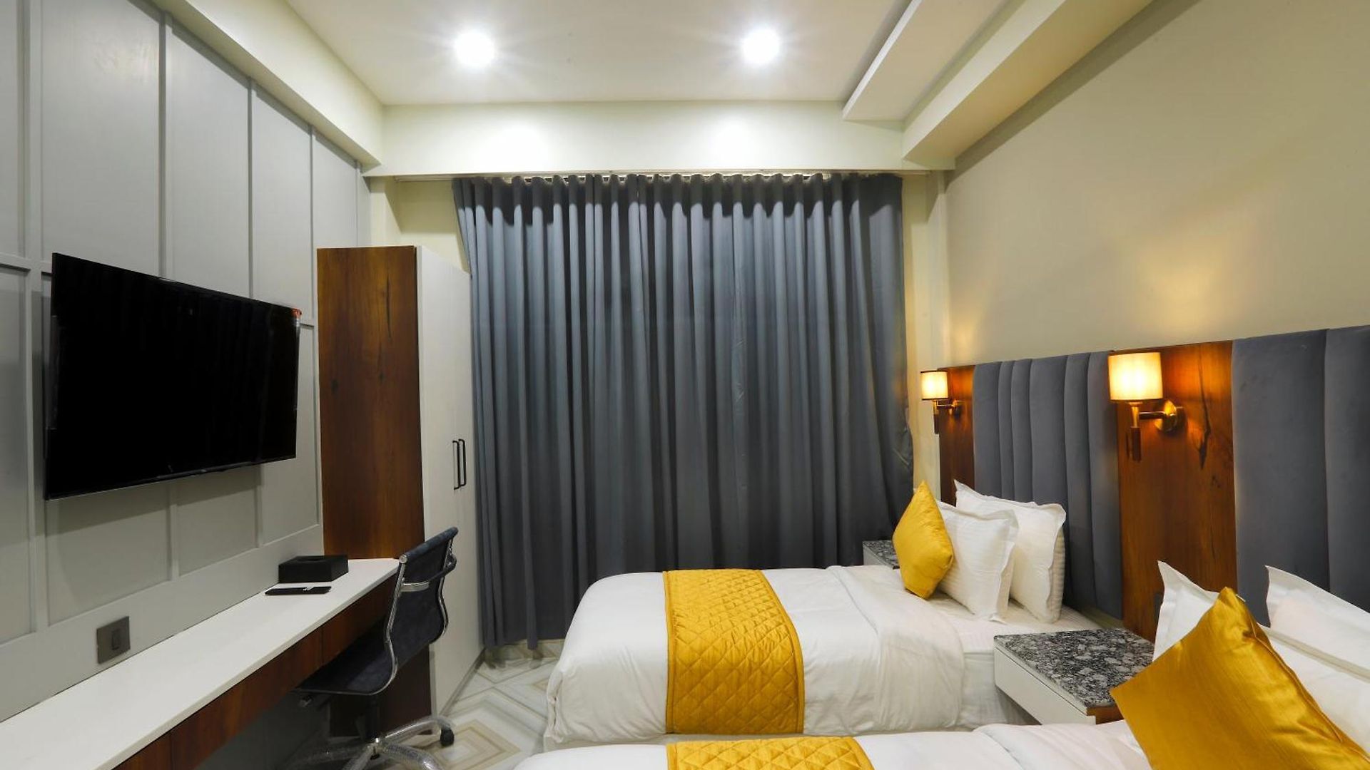 Breeze Bay Ex - Near Us Consulate, Bkc Hotel 2*