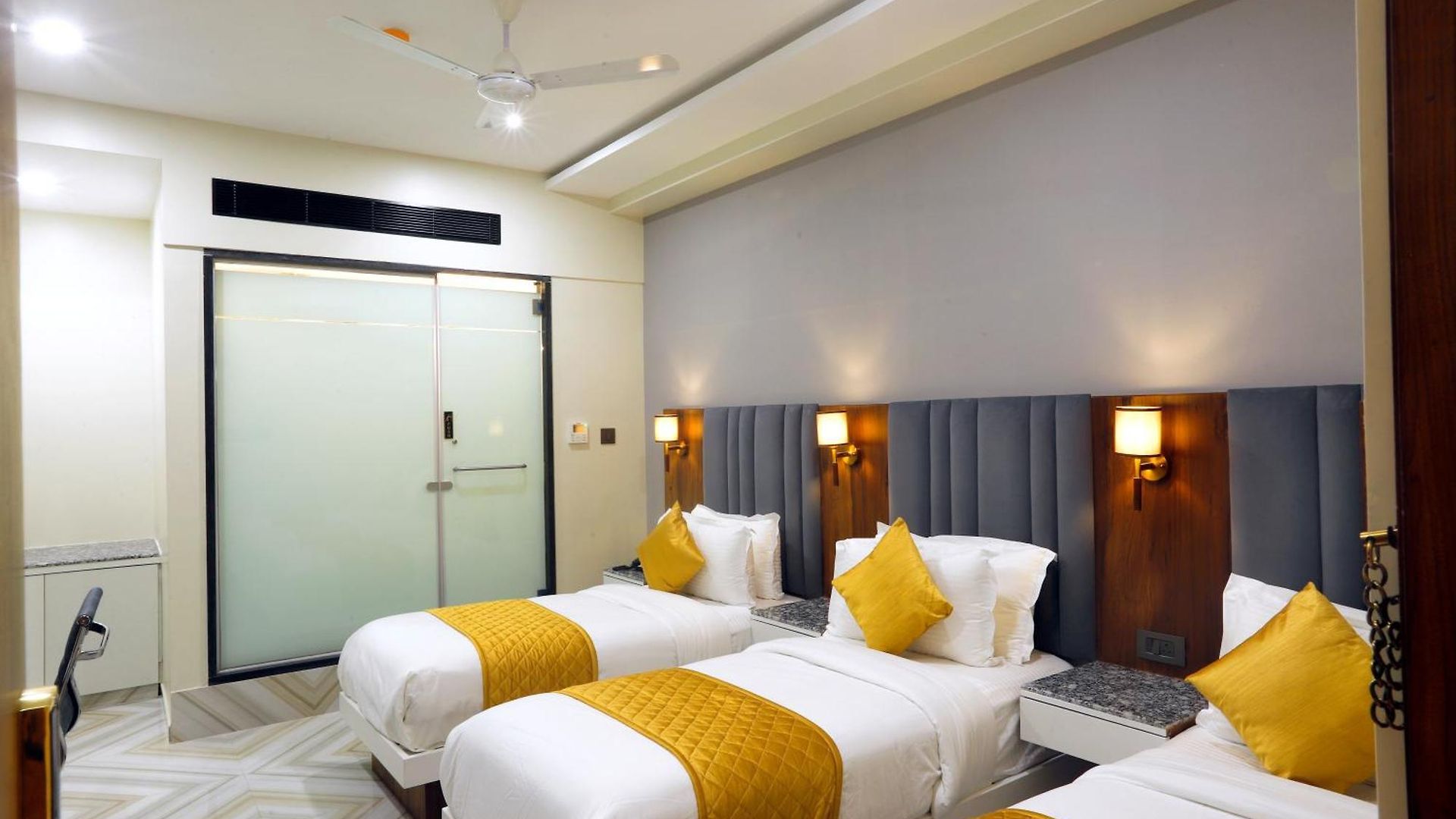 Breeze Bay Ex - Near Us Consulate, Bkc Mumbai
