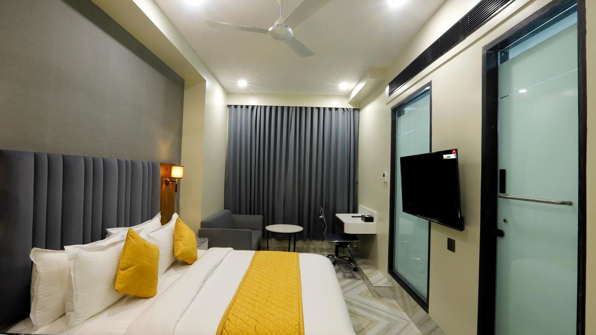 Hotel Breeze Bay Ex - Near Us Consulate, Bkc
