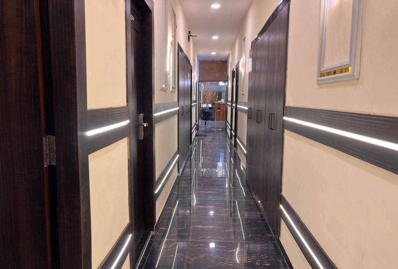 Hotel Sky By Glitz Nr Internatinational Airport Mumbai