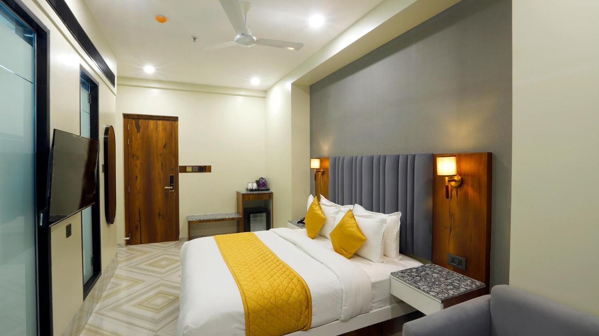 Hotel Breeze Bay Ex - Near Us Consulate, Bkc