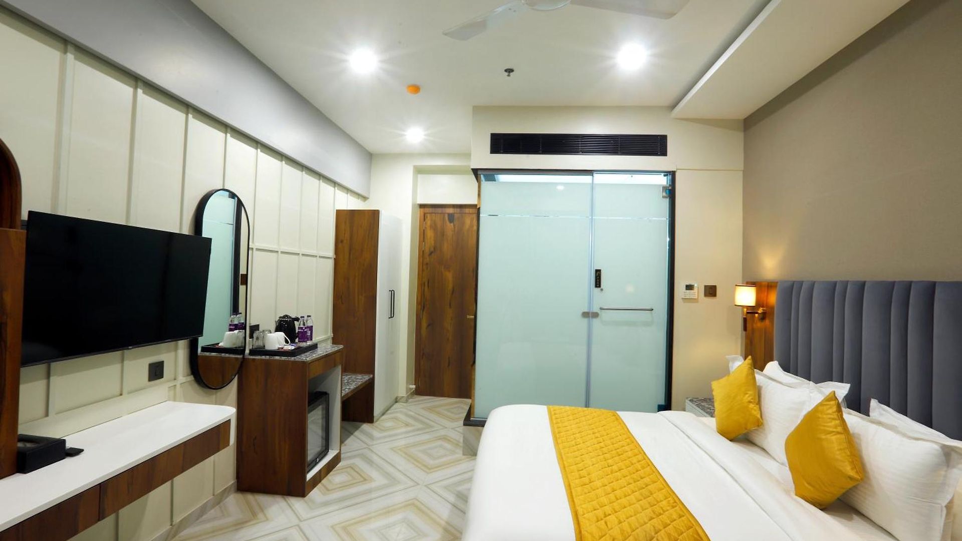 Hotel Breeze Bay Ex - Near Us Consulate, Bkc