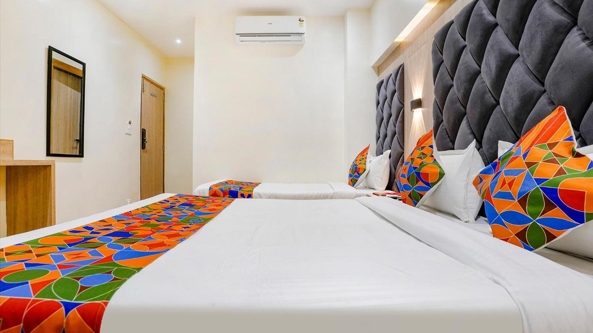 Riza Nesco Exhibition Centre Goregoan 3*