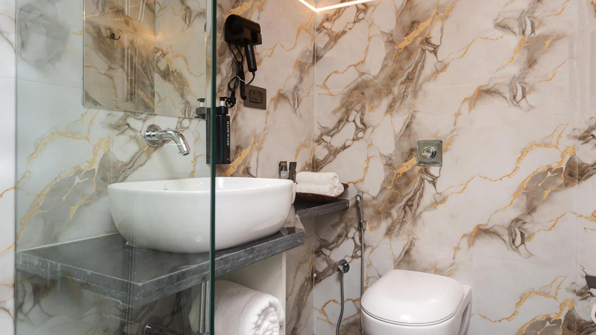 Breeze Bay Ex - Near Us Consulate, Bkc Hotel 2*