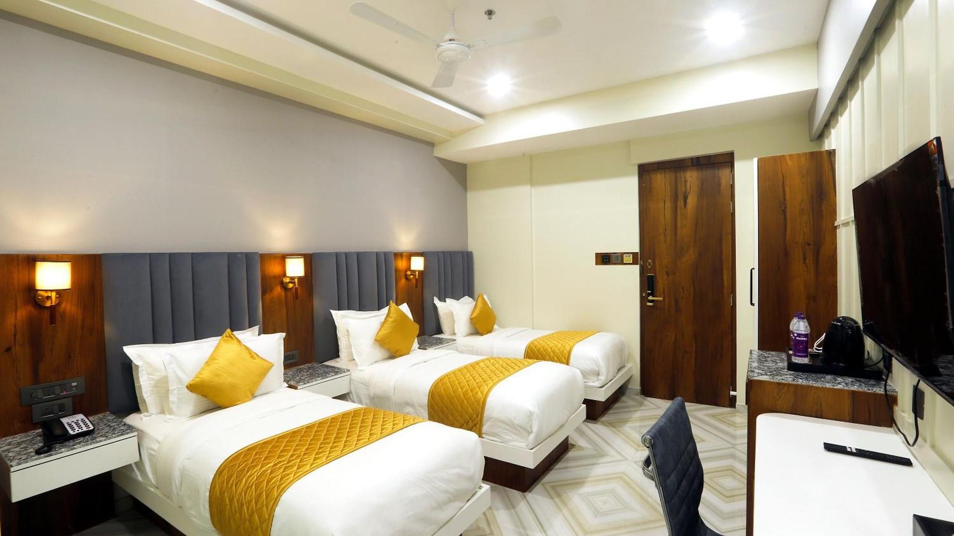 Hotel Breeze Bay Ex - Near Us Consulate, Bkc 2*