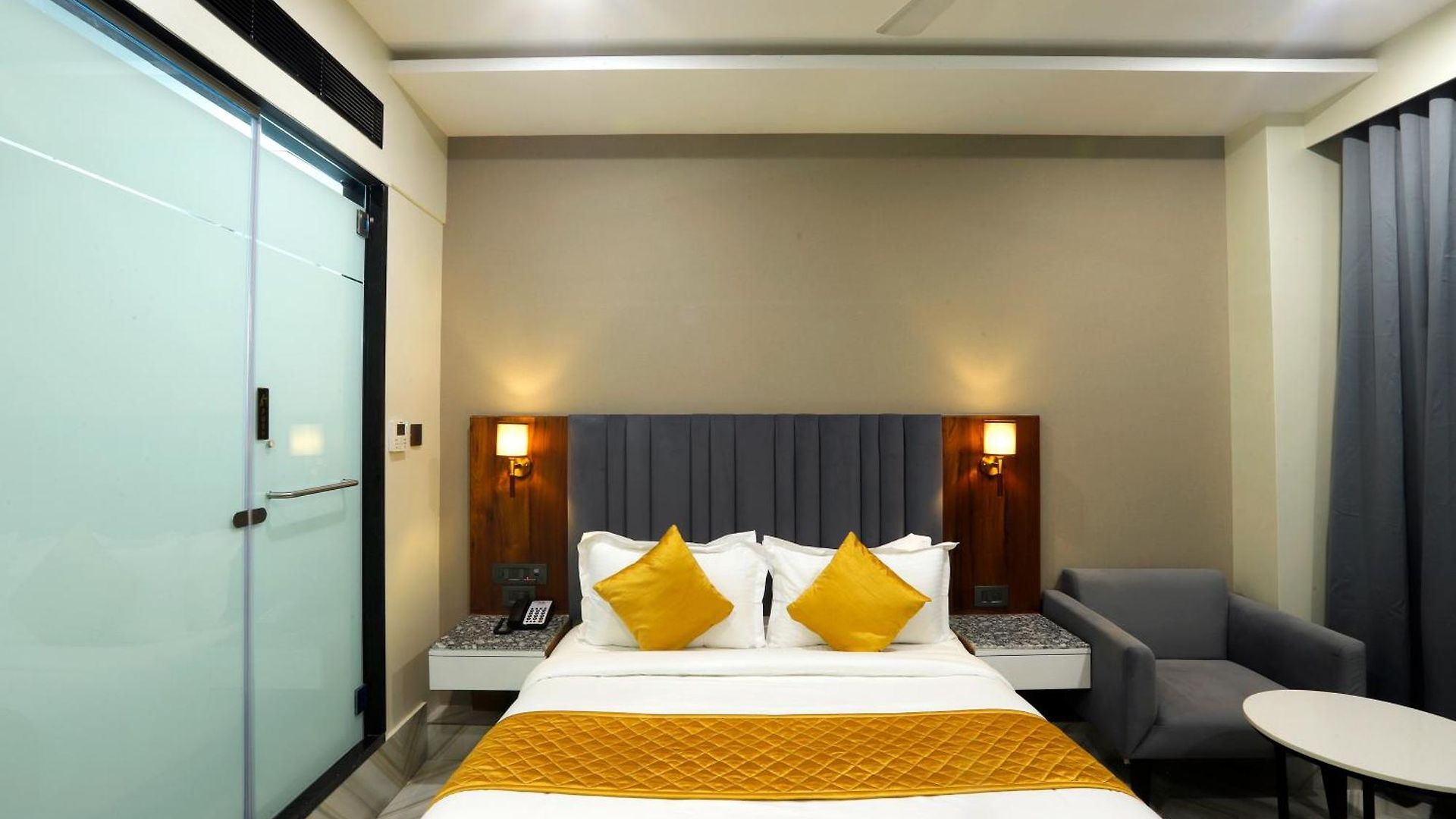 Hotel Breeze Bay Ex - Near Us Consulate, Bkc