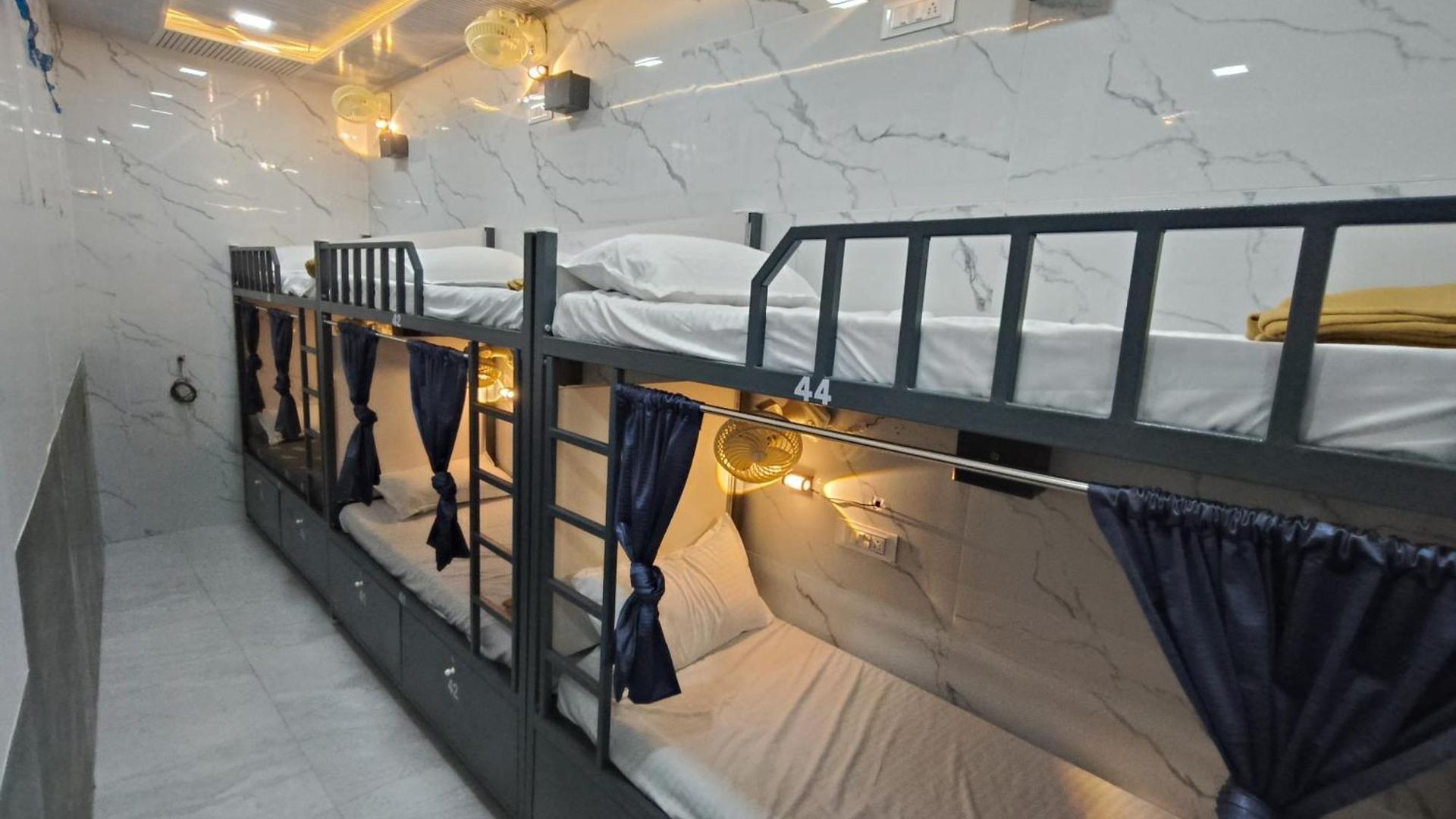 Basera And Separate For Group In Andheri East - Marol Hostel *