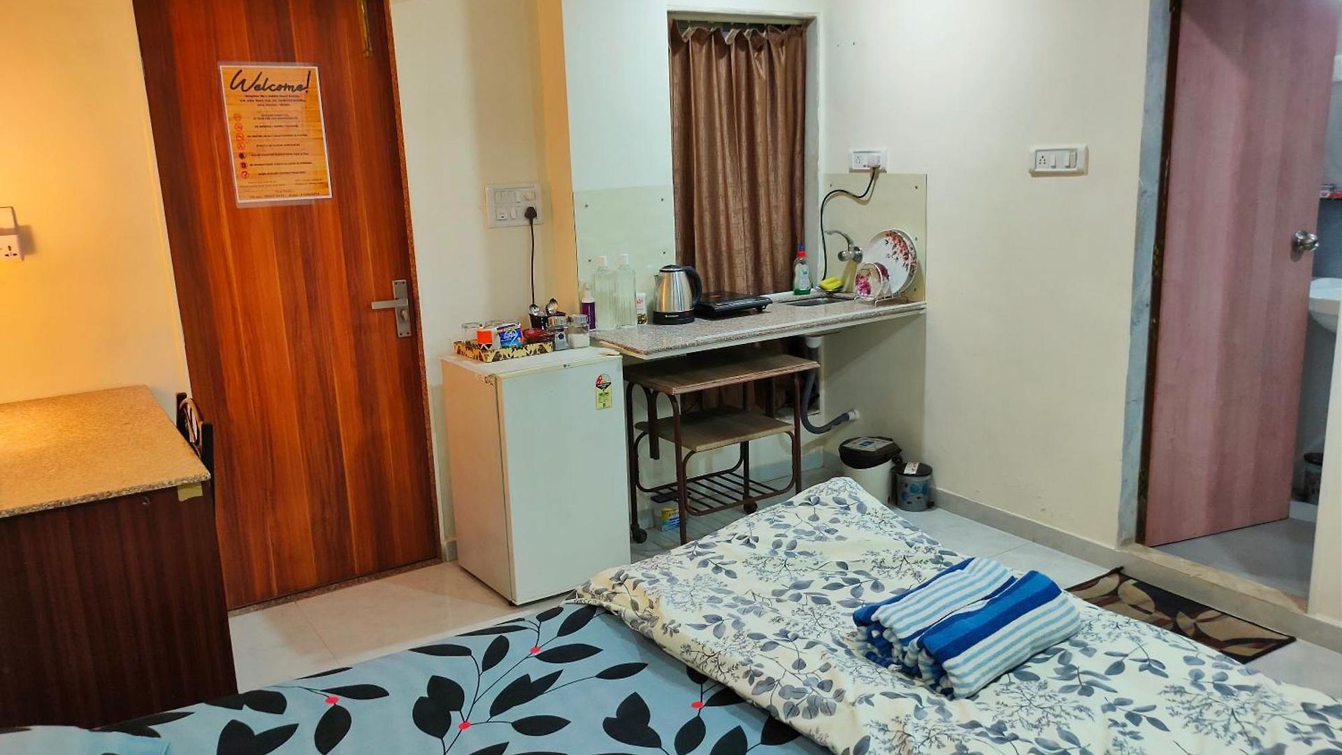 Ebony - Ac, Kitchenette, Ensuite, Independent Homestay Mumbai