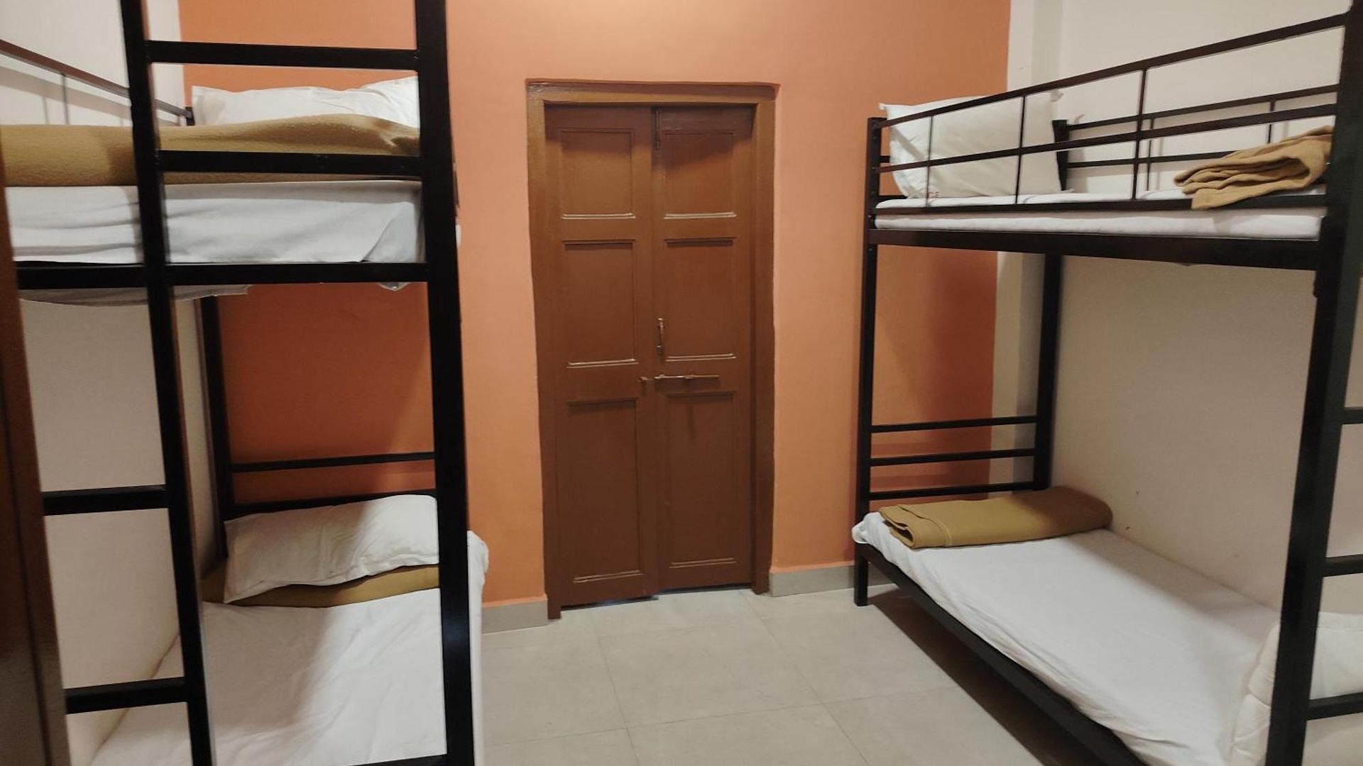 Omkar Regency Ac Goregaon West Guest house