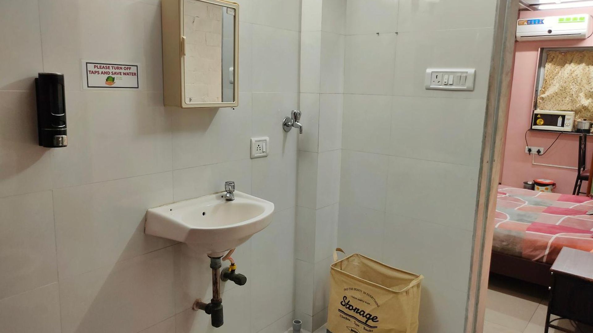 Ivory Room, Ac, Smart Tv, Ensuite, Independent Homestay Mumbai
