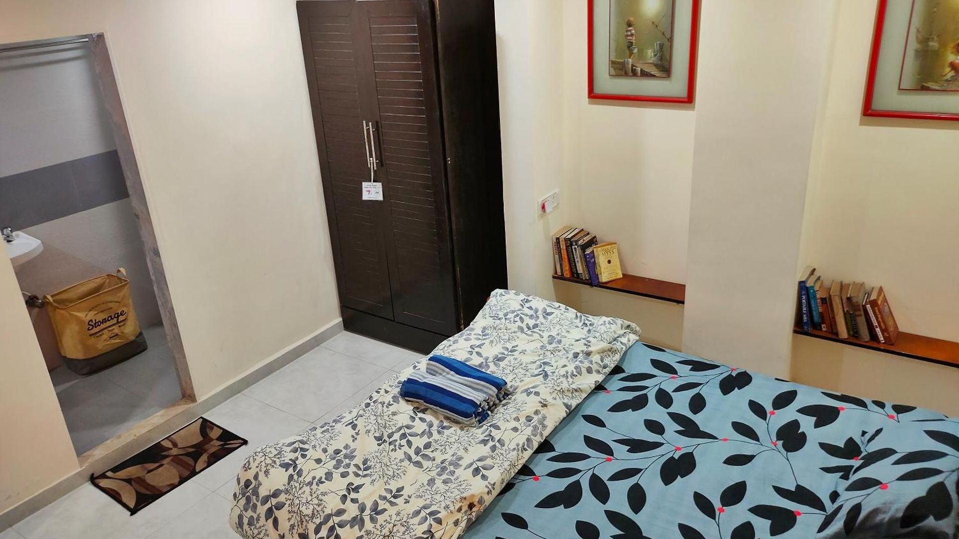 Ebony - Ac, Kitchenette, Ensuite, Independent Homestay