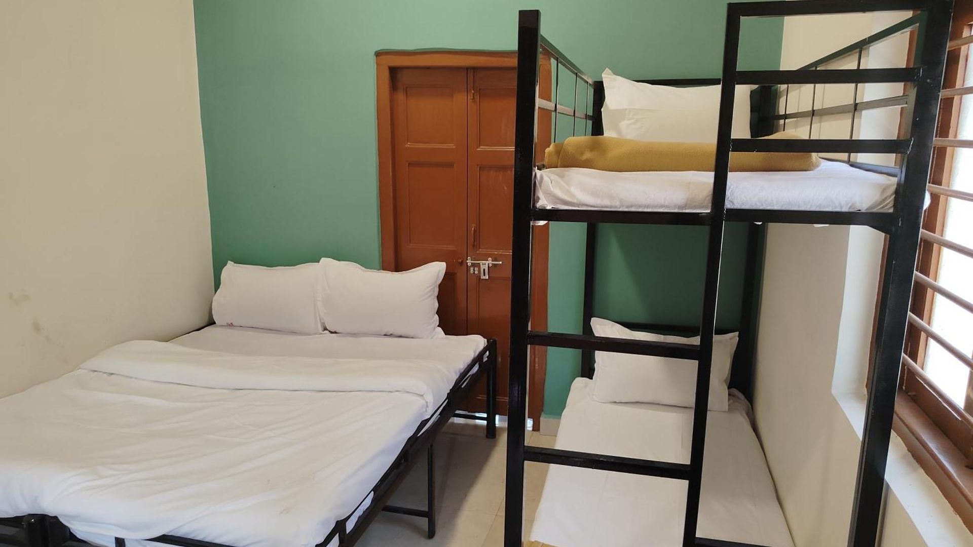 Omkar Regency Ac Goregaon West Guest house