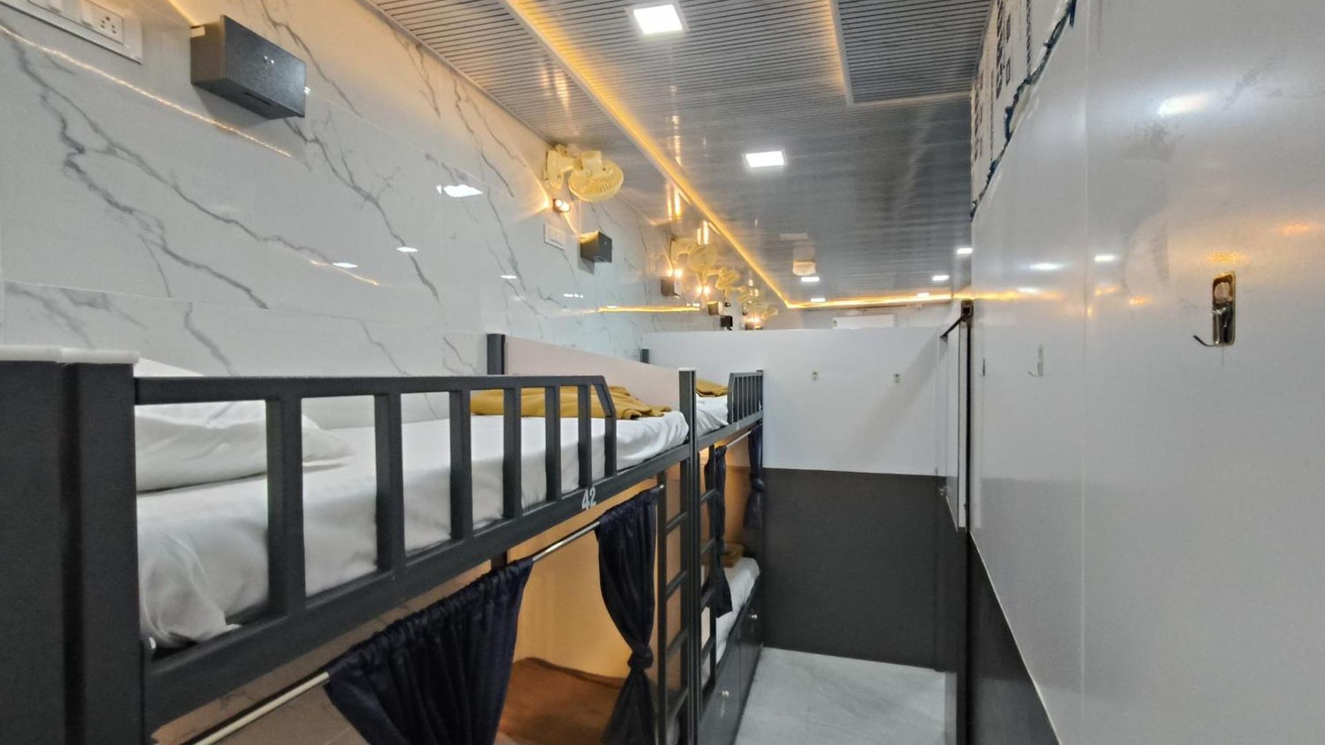 Basera And Separate For Group In Andheri East - Marol Hostel *