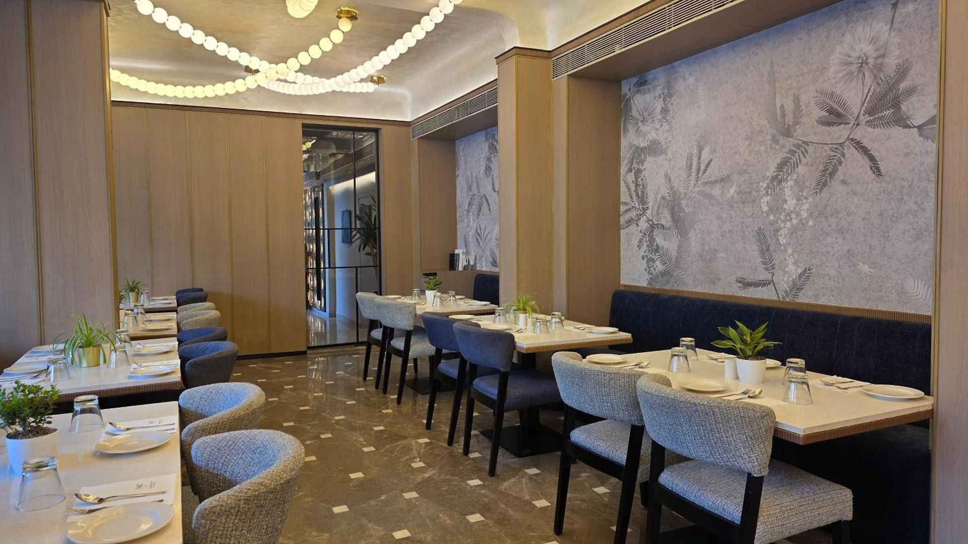 Dragonfly - The Art Hotel