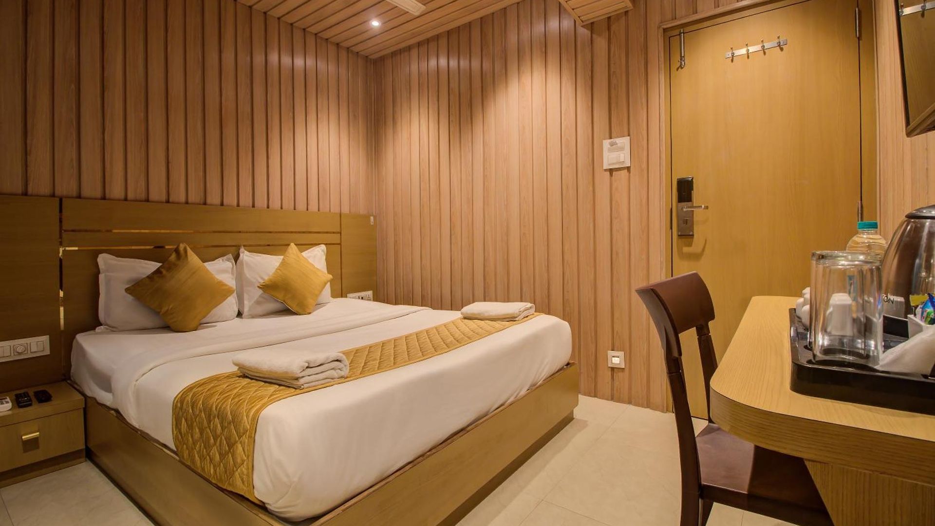 Malad Opposite Malad Railway Station 3*