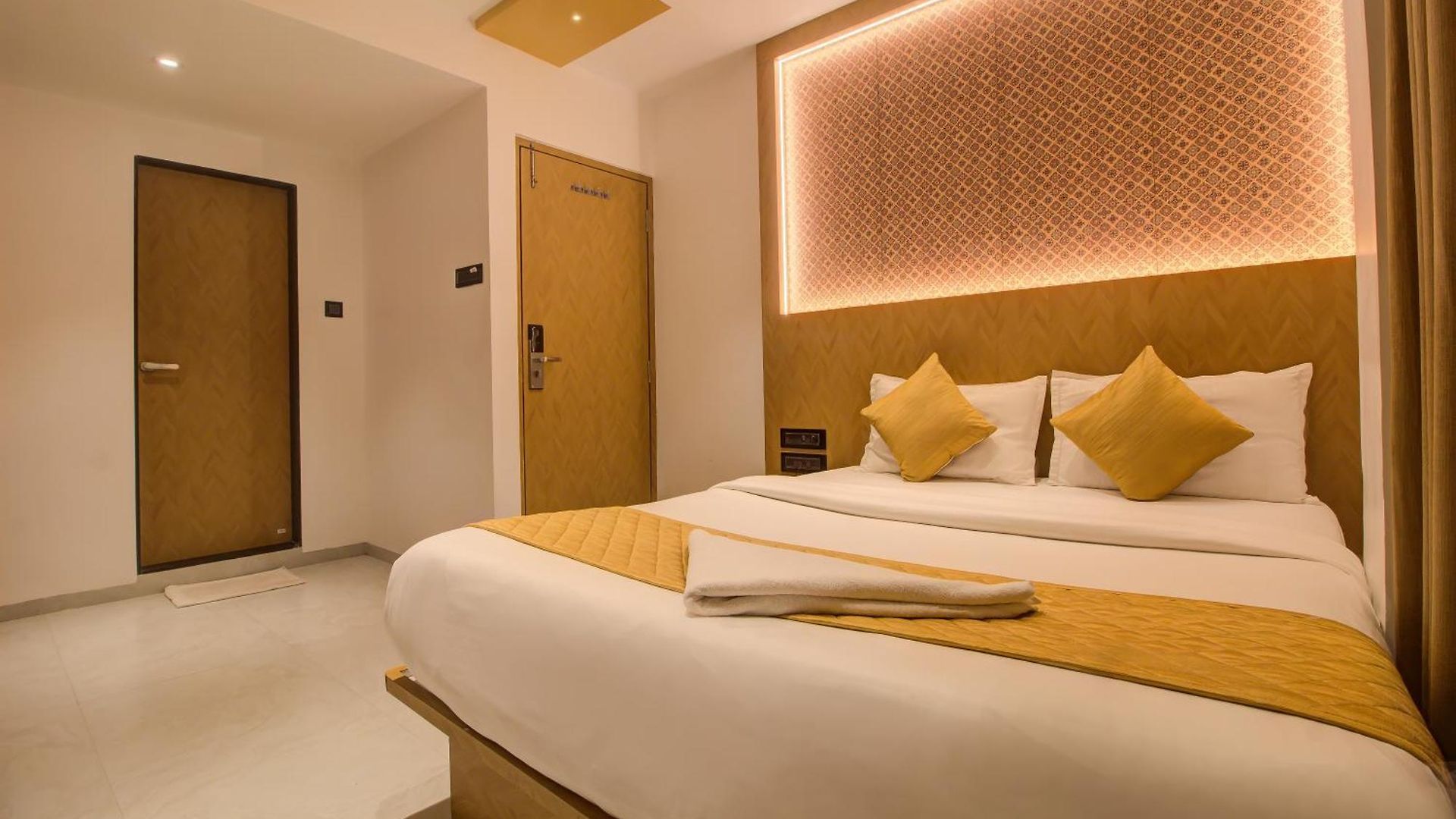 Malad Opposite Malad Railway Station 3*