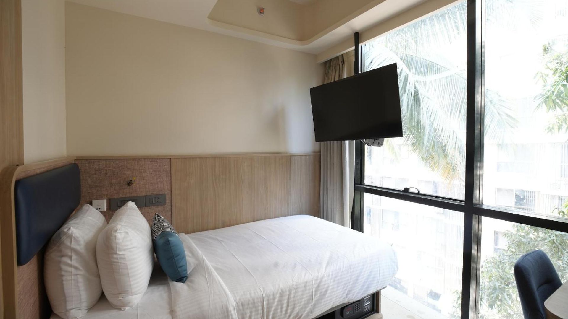 Indie Nesco Goregaon Hotel Mumbai