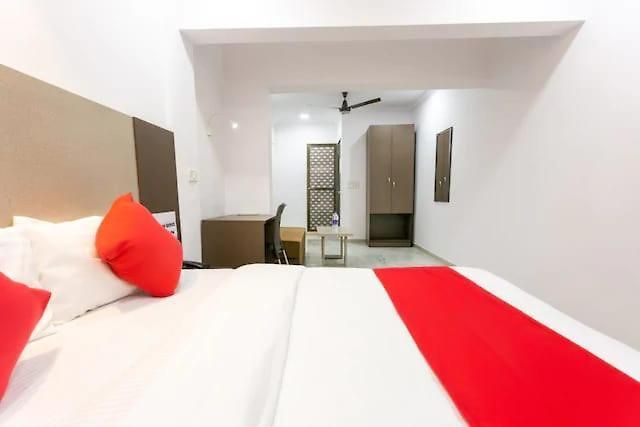 Avinya Hotel *
