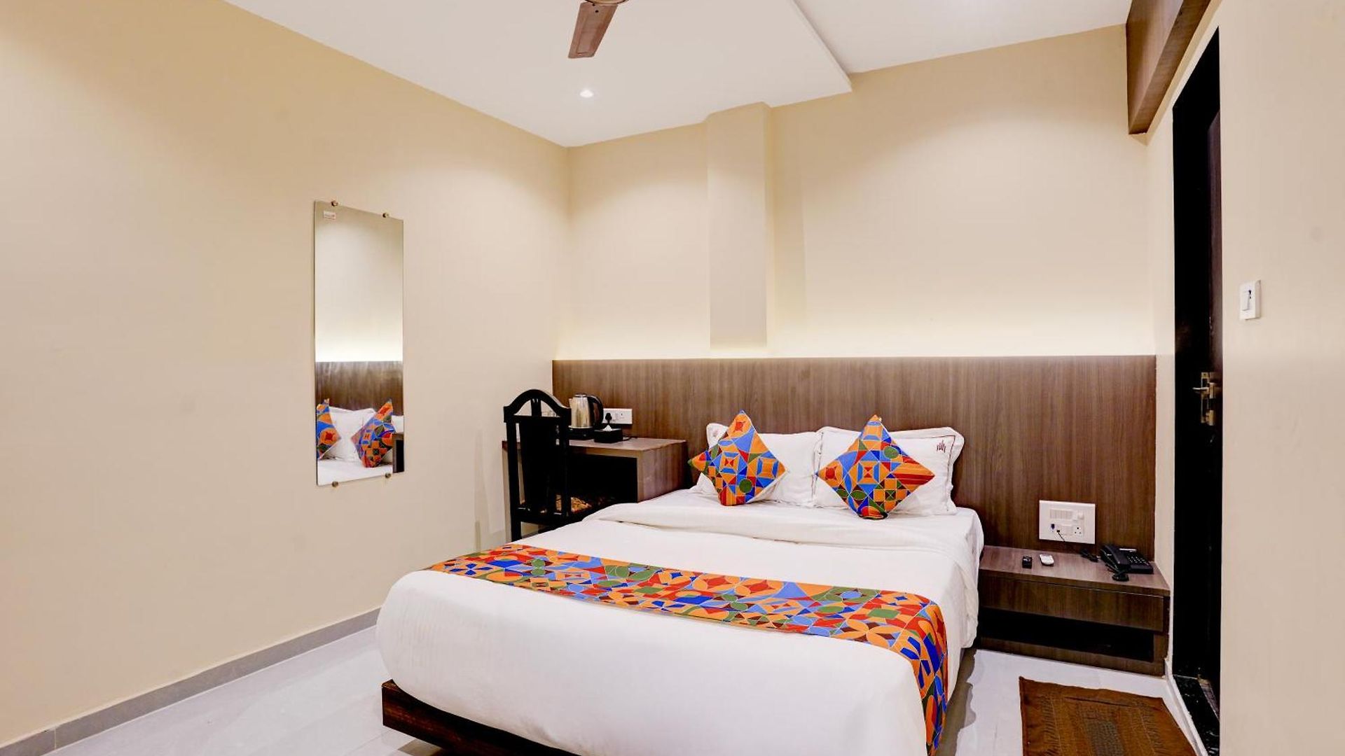 Casa Royal Residency - Exhibition Centre Hotel
