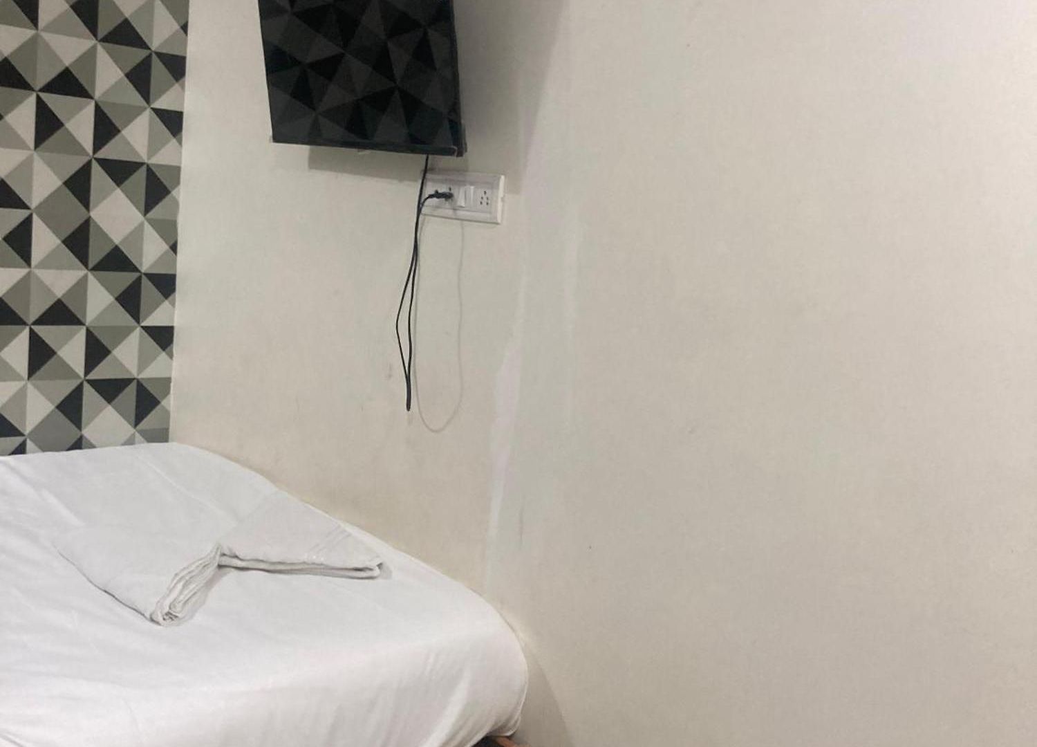 Parle Executive Near Nanavati Hospital - Hotel 2*