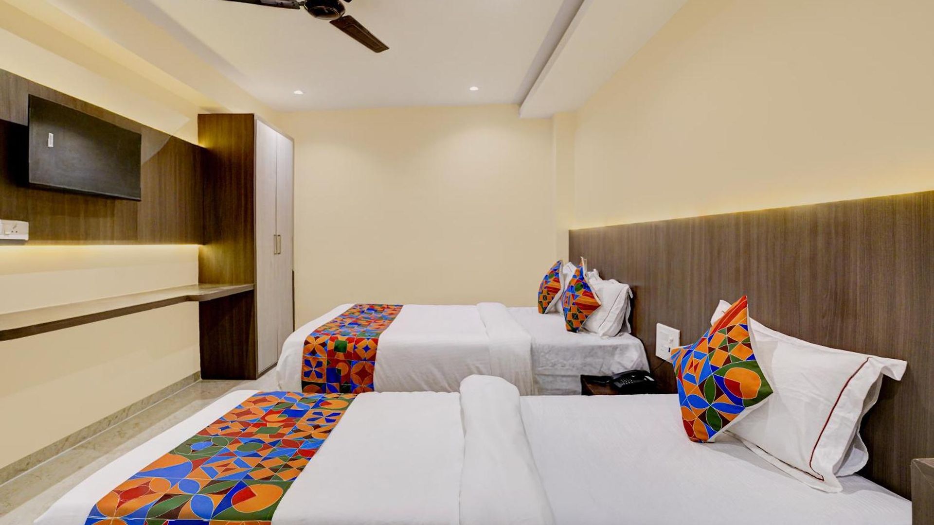 Casa Royal Residency - Exhibition Centre Hotel
