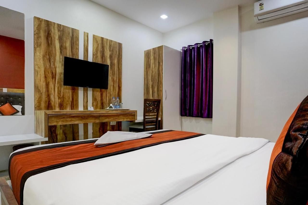 Glitz Veera -andheri Kurla Road 3*