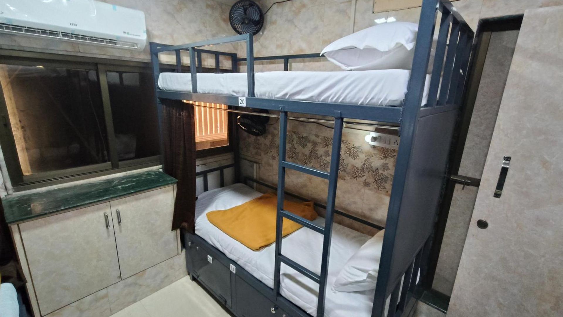 Sahar Ac - Andheri - Near International Airport - Male Guest Only Hostel *