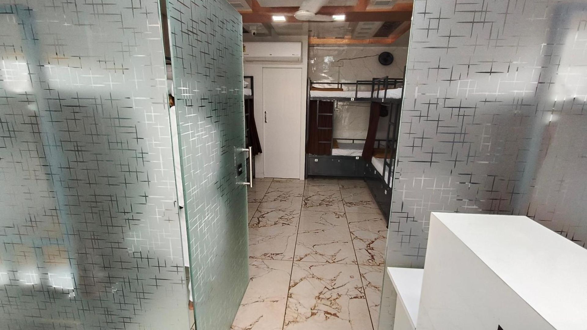 Sahar Ac - Andheri - Near International Airport - Male Guest Only
