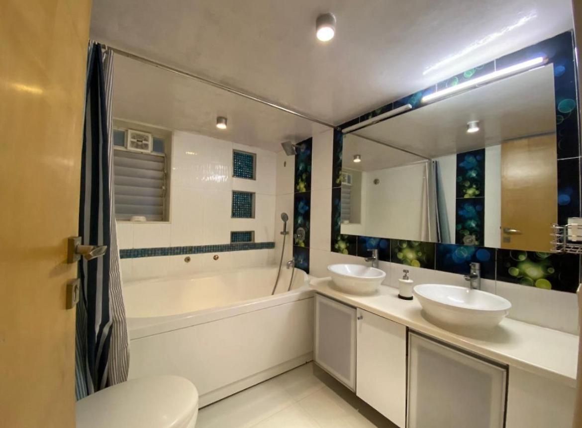 One Bedroom Cozy In Shared At Bandra *
