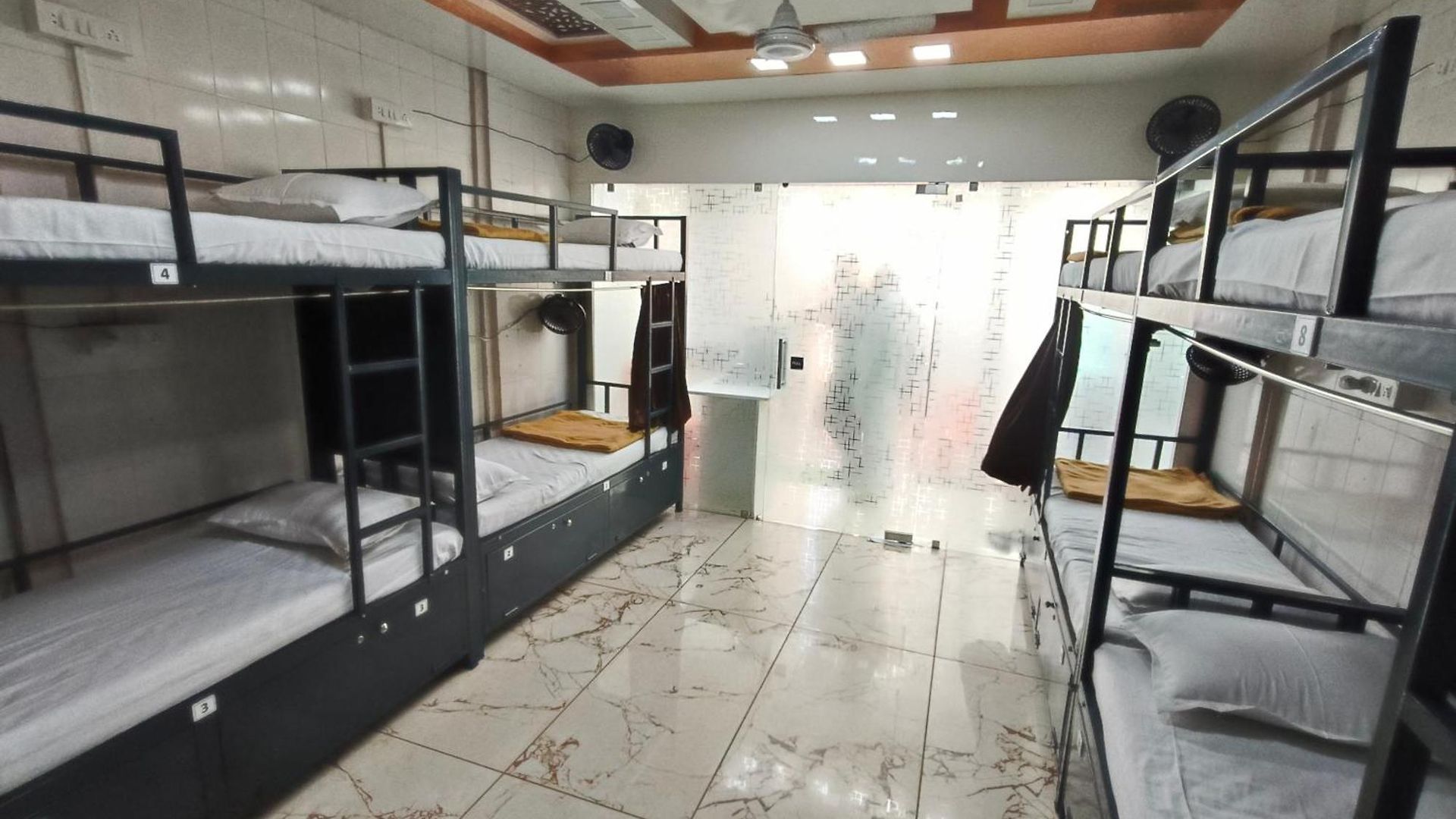 Sahar Ac - Andheri - Near International Airport - Male Guest Only Hostel Mumbai